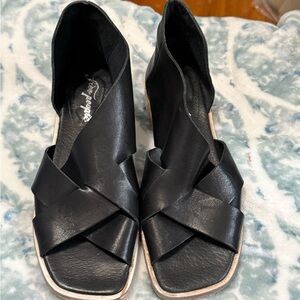 FREE PEOPLE SUN VALLEY BLACK LEATHER SANDALS
Size 39